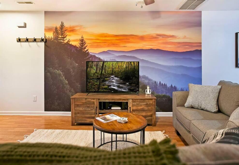 Willow Trace: Family Retreat, Hot Tub, Gaming! ピジョンフォージ エクステリア 写真