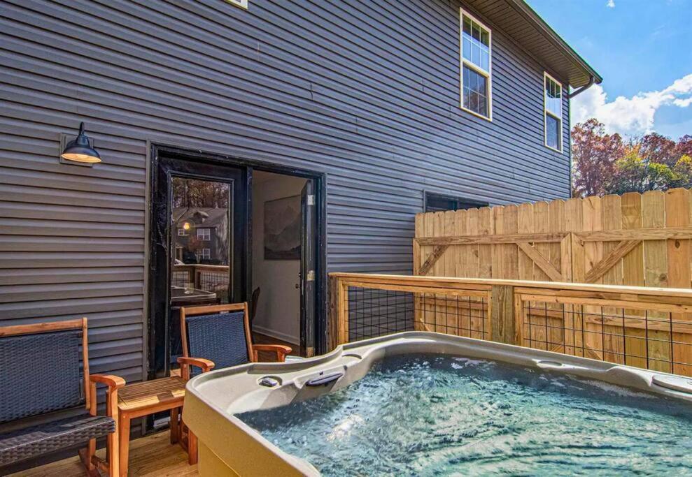 Willow Trace: Family Retreat, Hot Tub, Gaming! ピジョンフォージ エクステリア 写真